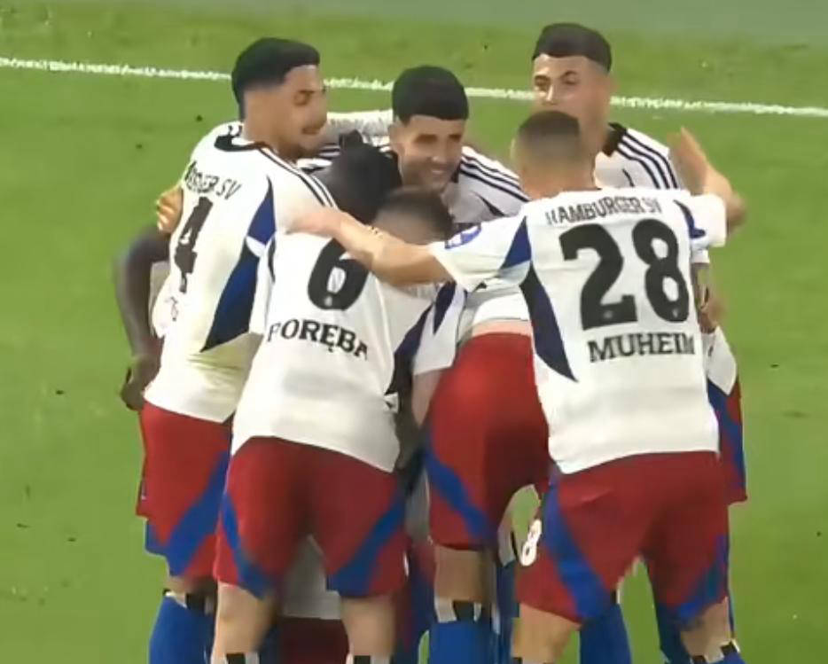 汉堡球员庆祝胜利，誓言将继续努力