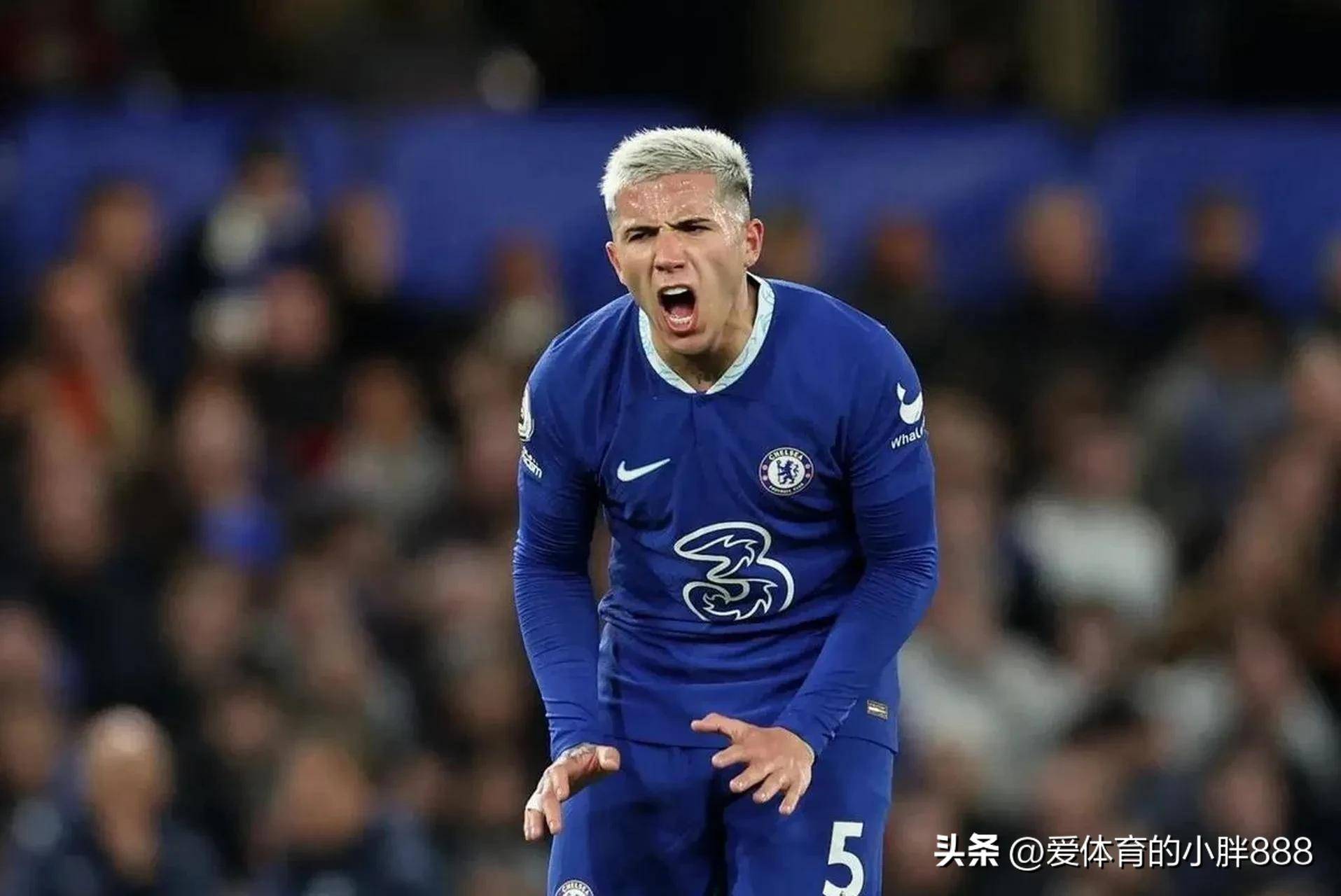 包含切尔西-大胜诺维奇，英超积分榜追赶领先者的词条