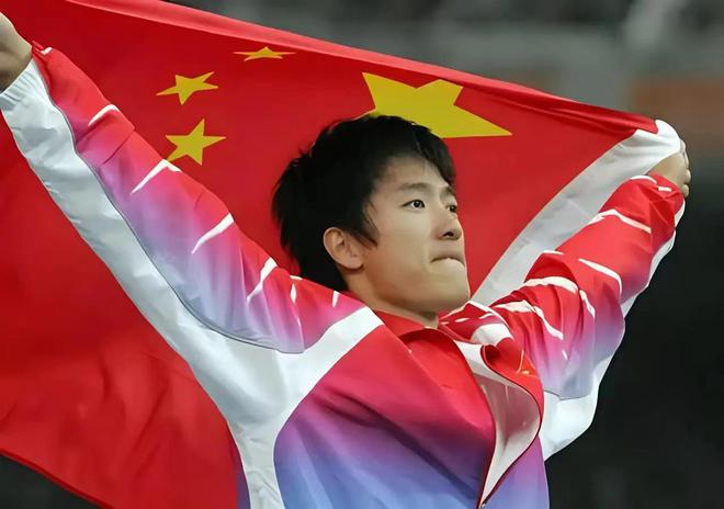 悉尼奥运会田径冠军现身鼓舞小选手