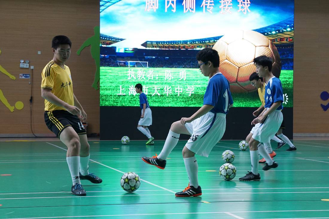 精妙的传球组合展现球队默契配合