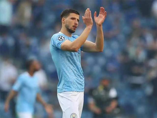 包含德布劳内赛前列队欢迎本菲卡，尊重对手尽显风度！的词条