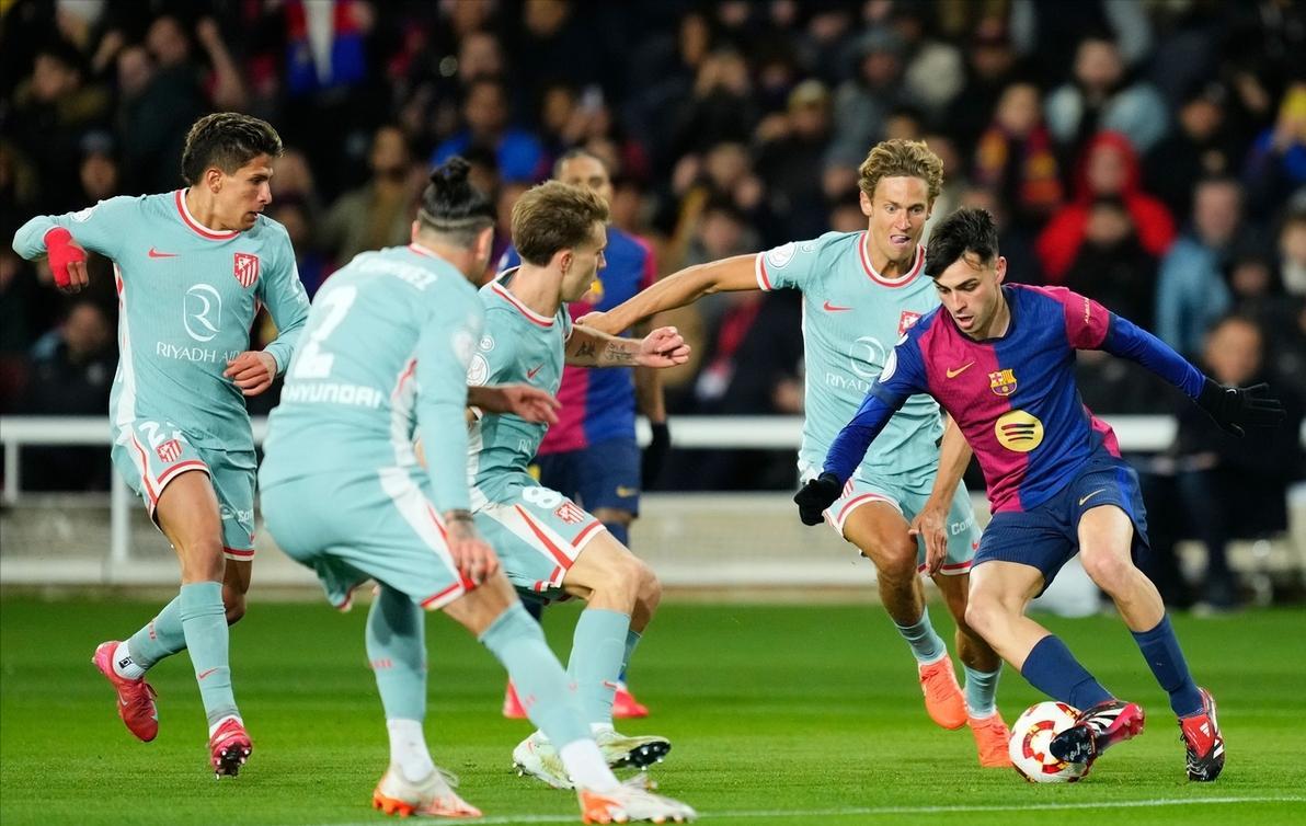 巴萨场边指挥情绪激动，莱比锡队员怒摔水瓶